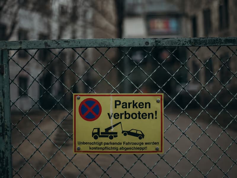 Gelbes Schild «Parken verboten»: unberechtigt parkende Fahrzeuge werden kostenpflichtig abgeschleppt