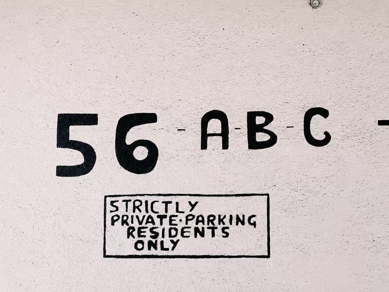 Handgemalter Hinweis «strictly private parking, residents only» an einer Hauswand