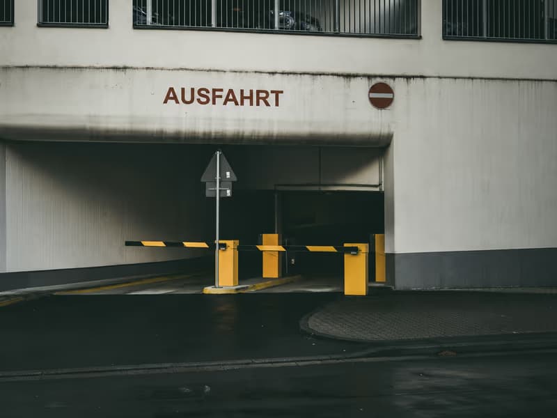 Parkhausausfahrt mit Schriftzug «Ausfahrt», geöffneter Schranke und Einfahrtsverbot