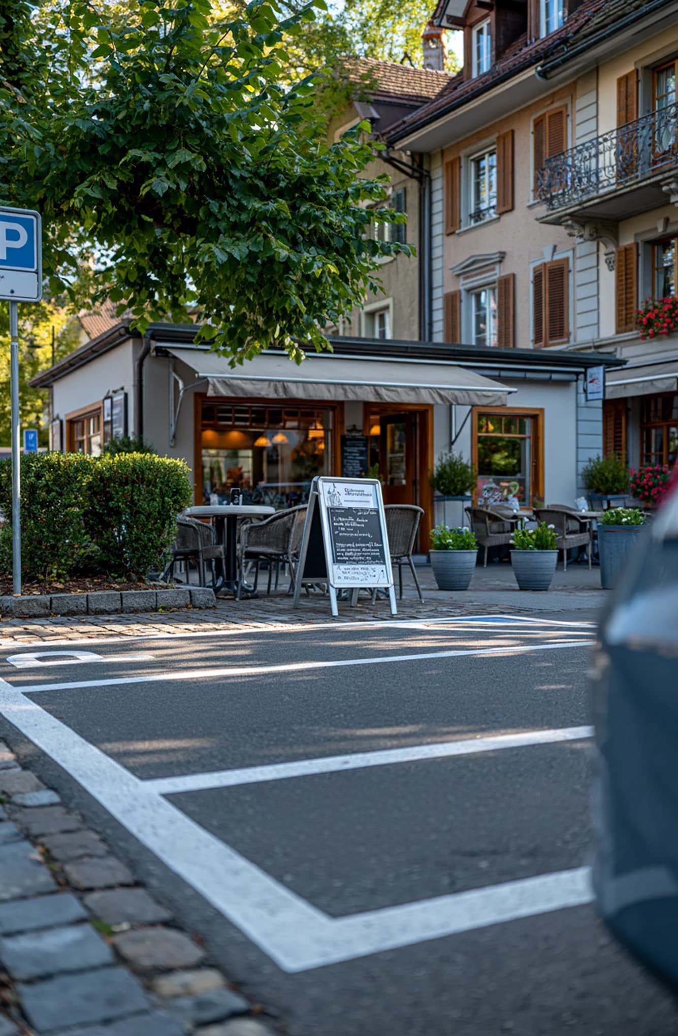 Posteggi davanti a un ristorante con tavoli all’aperto