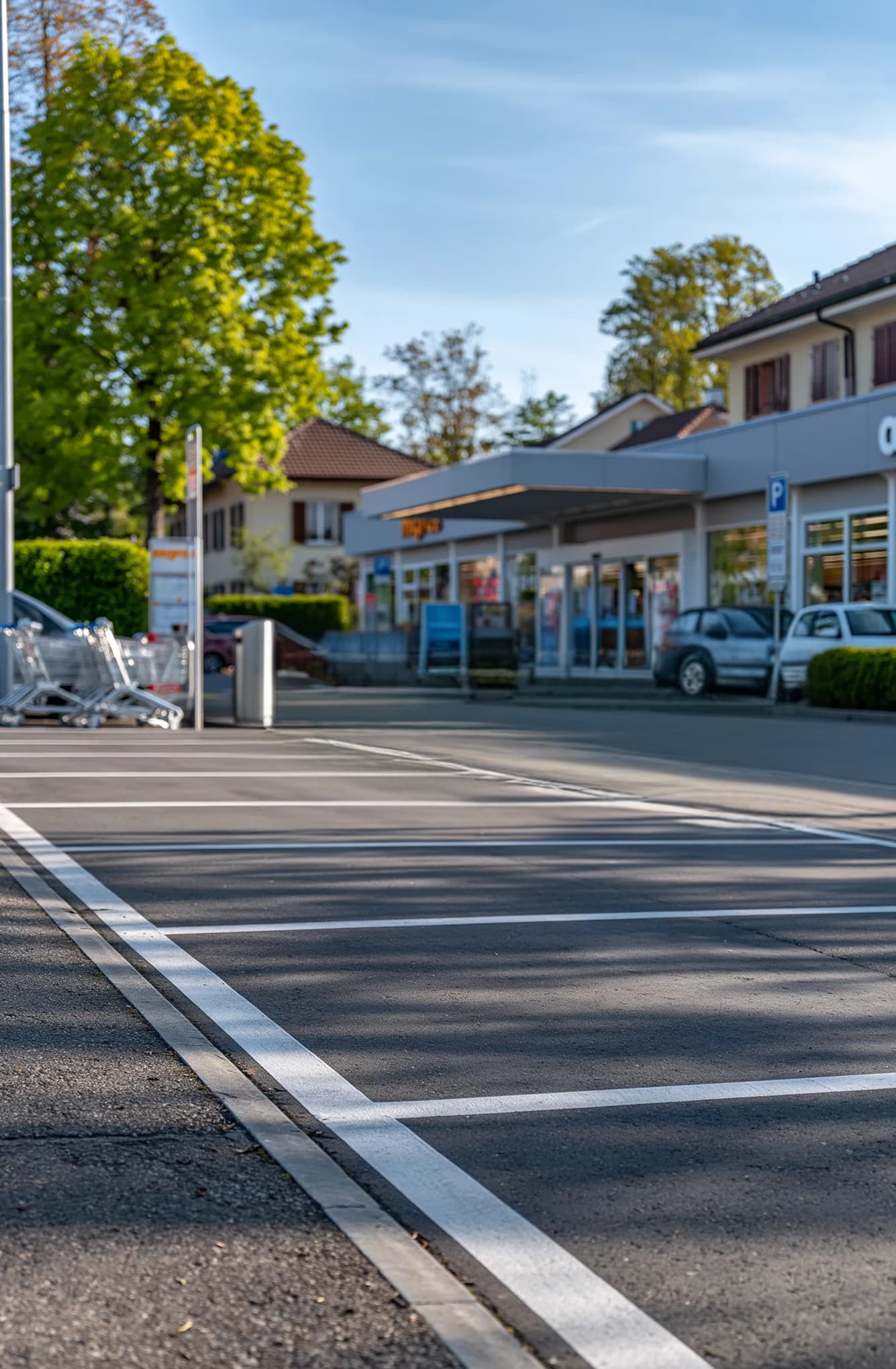 Posteggio davanti a un supermercato del commercio al dettaglio