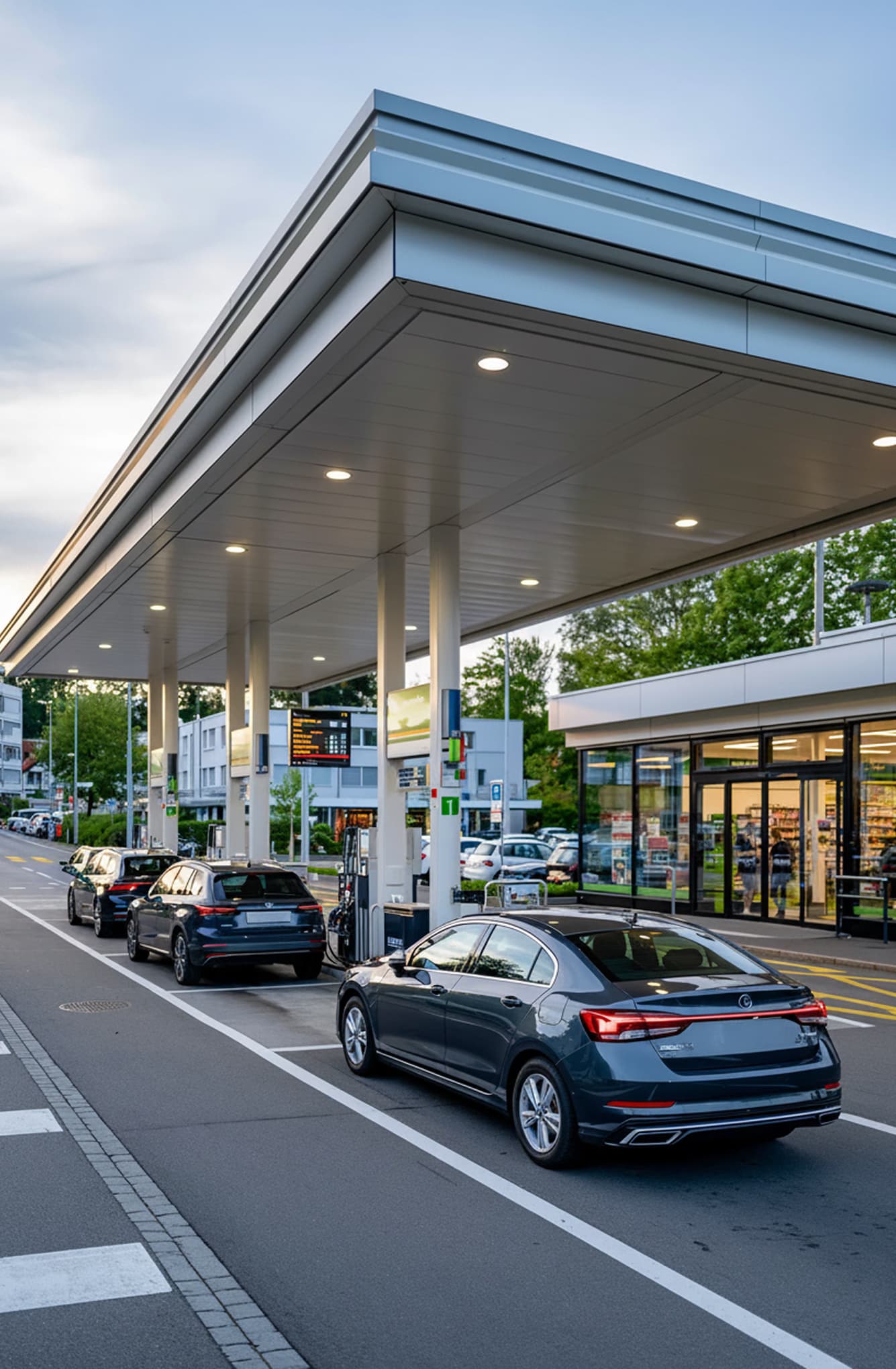 Marken-Tankstelle mit überdachten Zapfsäulen