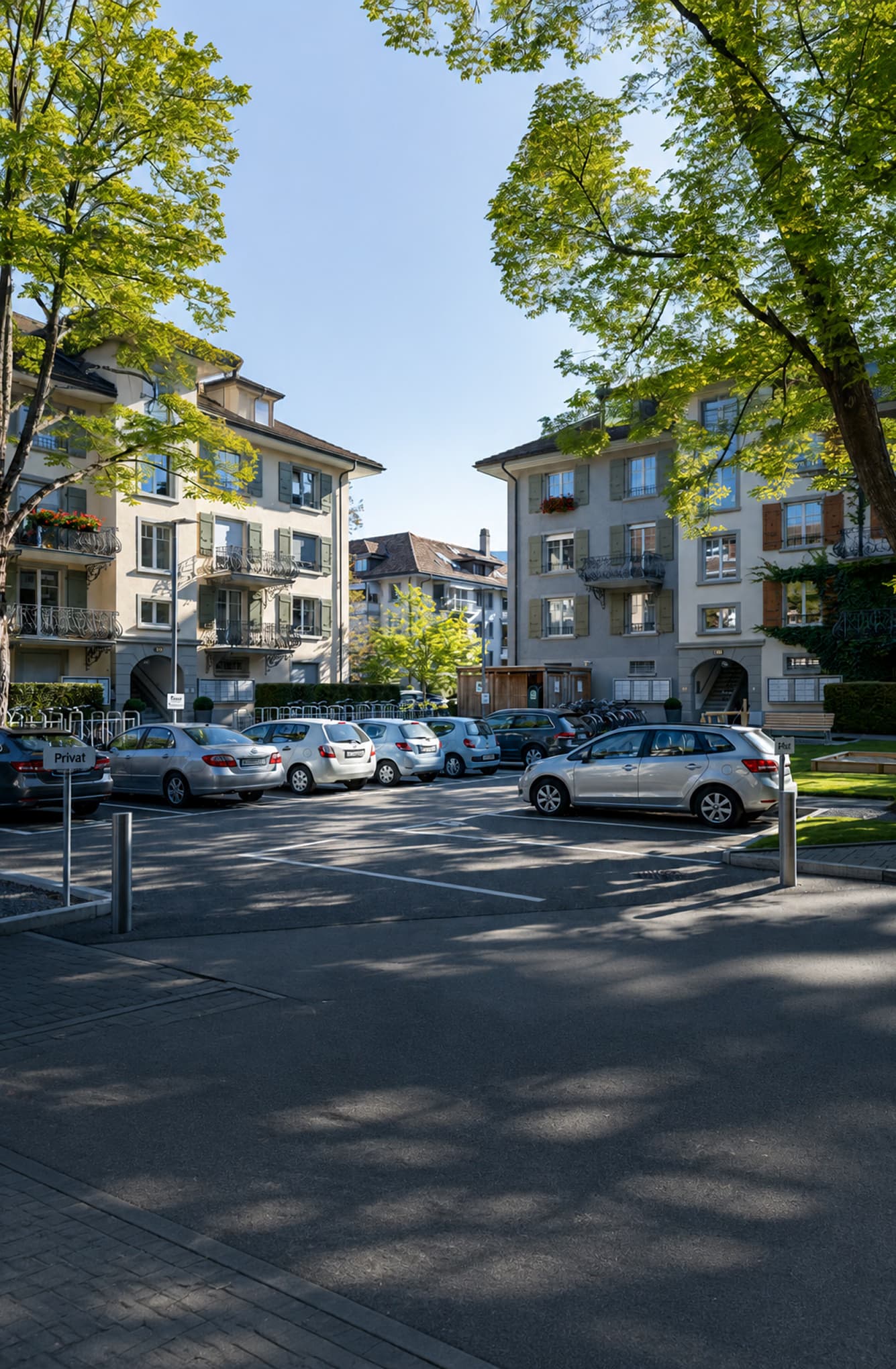 Parkplätze einer Wohnanlage mit Tiefgarageneinfahrt