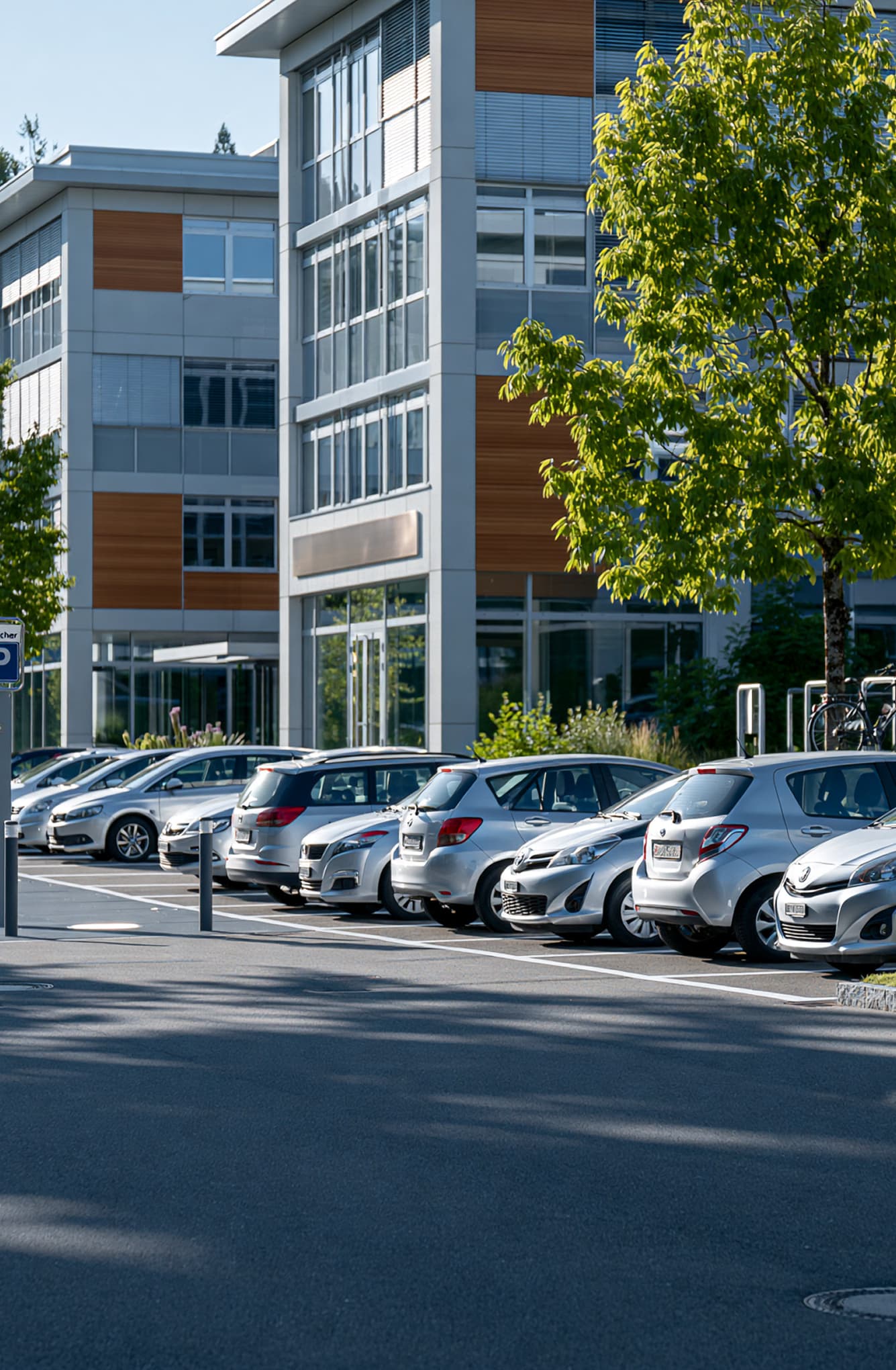Parkplätze vor einem Gewerbe- und Bürogebäude