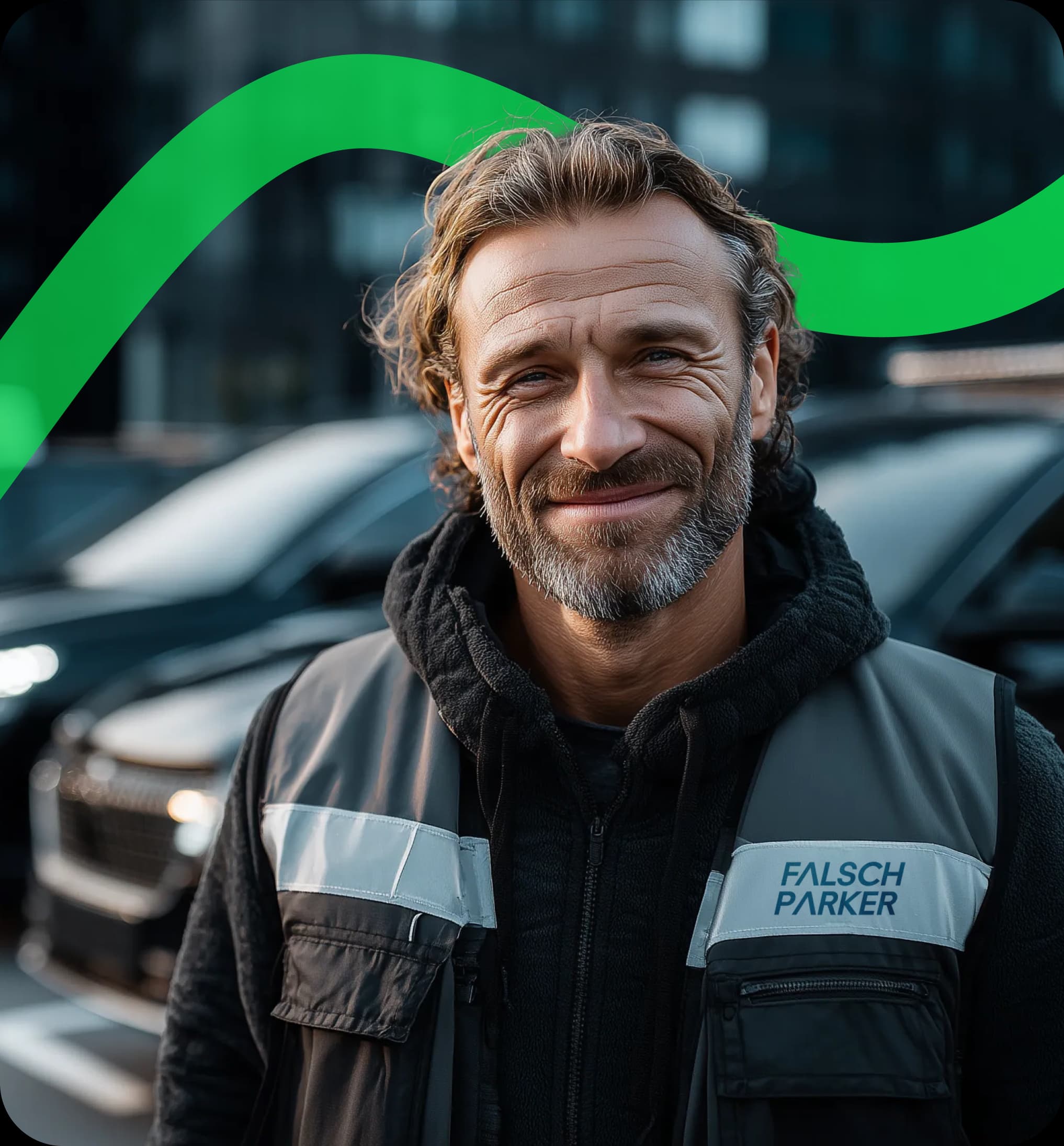 Parkwächter mit FalschParker-Jacke vor geparkten Autos