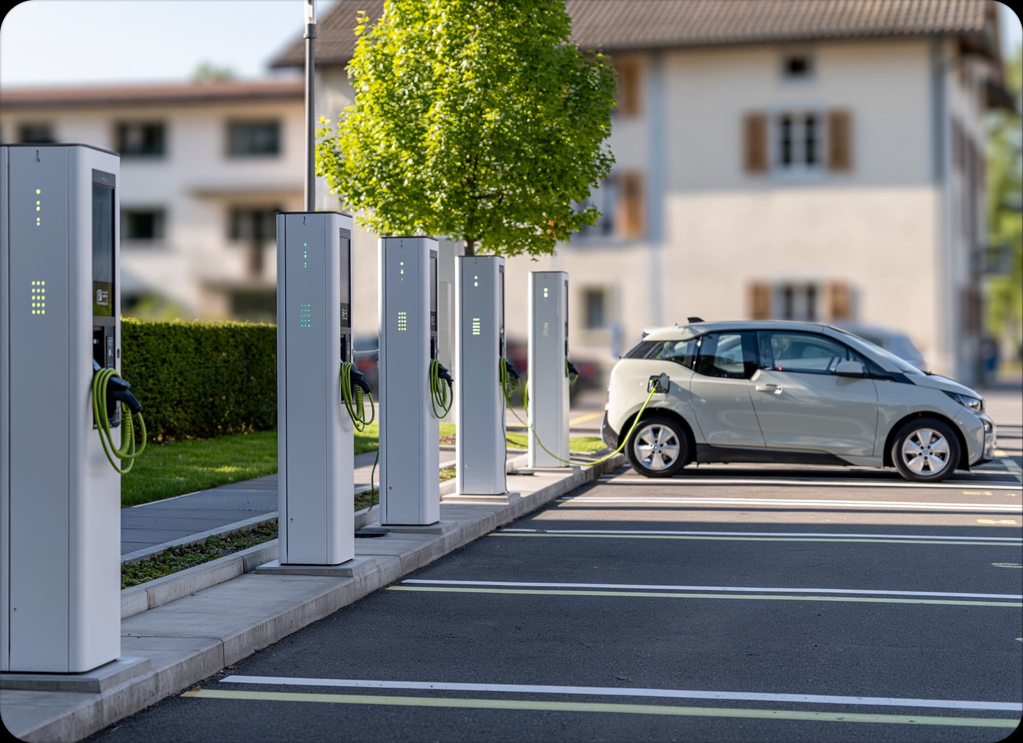 Belegte E-Ladestationen mit ladenden Fahrzeugen